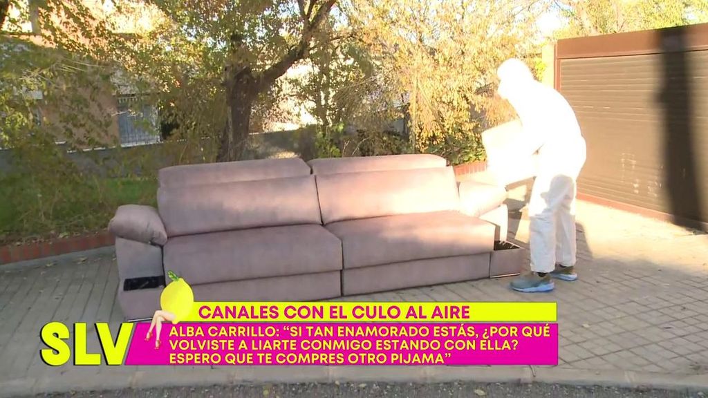 'Sálvame' traslada al plató el sofá donde Alba Carrillo y Jorge Pérez resolvieron su "tensión sexual"