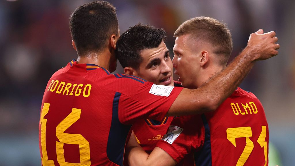 España juega con fuego pero pasa a octavos como segunda de grupo (2-1)
