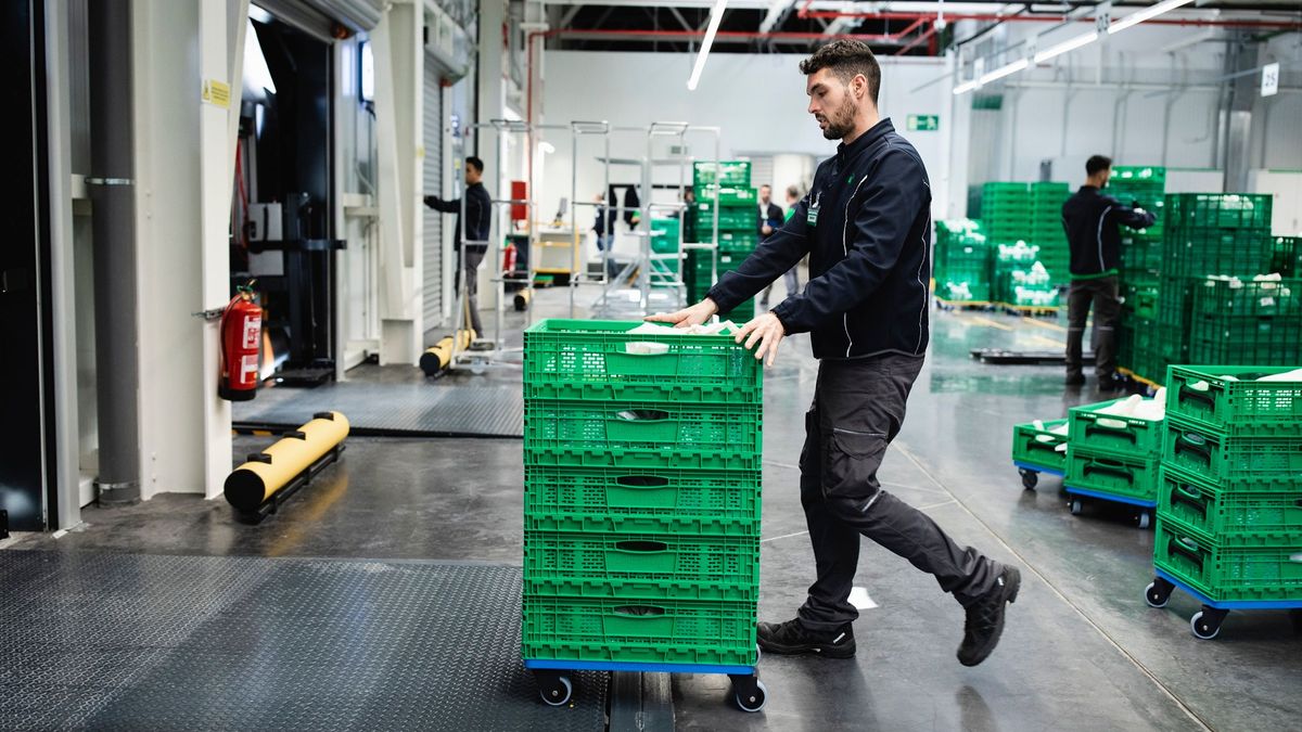 EuropaPress 4831413 trabajador plataforma higueron sur donde preparan pedidos online EuropaPress 4831413 trabajador plataforma higueron sur donde preparan pedidos online