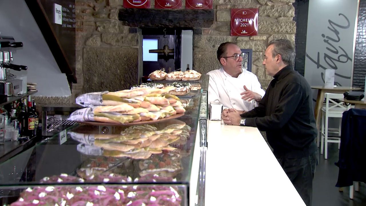 José Ribagorda charla con el dueño del bar de tapas