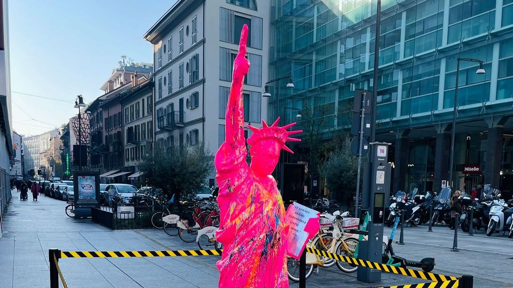 La "estatua de la libertad" revisionada por el artista Dicò en el centro de Milán.