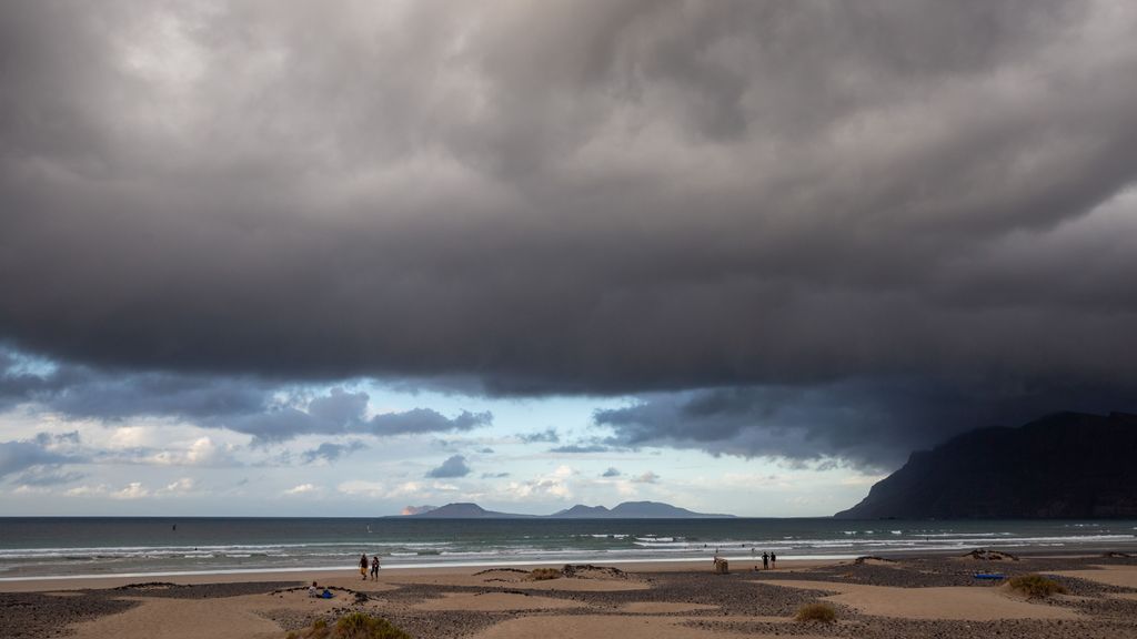Meteorólogos vigilan la llegada a Canarias de una gran borrasca