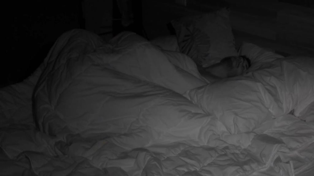 Samuel y Elena en la cama