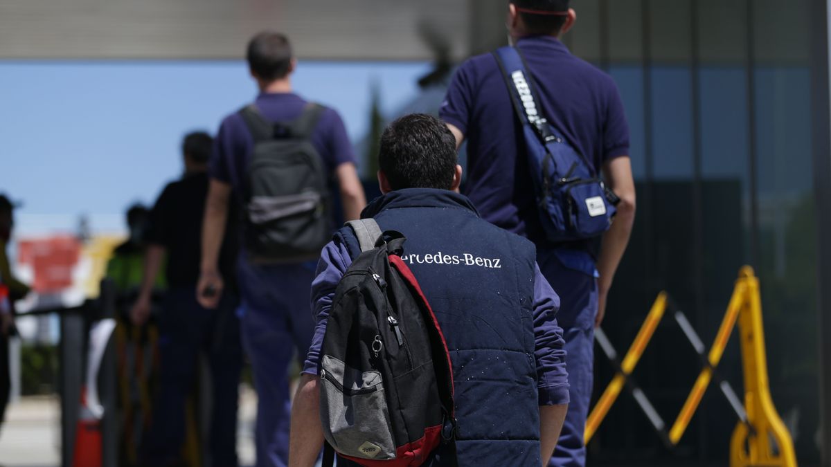 Trabajadores de la planta de Mercedes-Benz de Vitoria entran a las instalaciones Trabajadores de la planta de Mercedes-Benz de Vitoria entran a las instalaciones