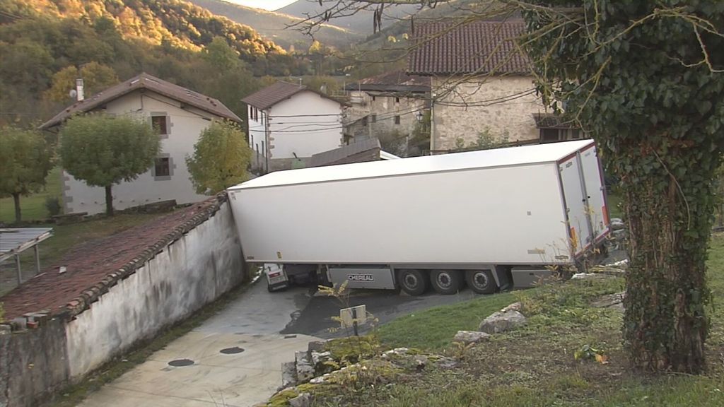Un camionero que seguía las indicaciones del GPS acaba bloqueado en una calle de Etuláin, Navarra