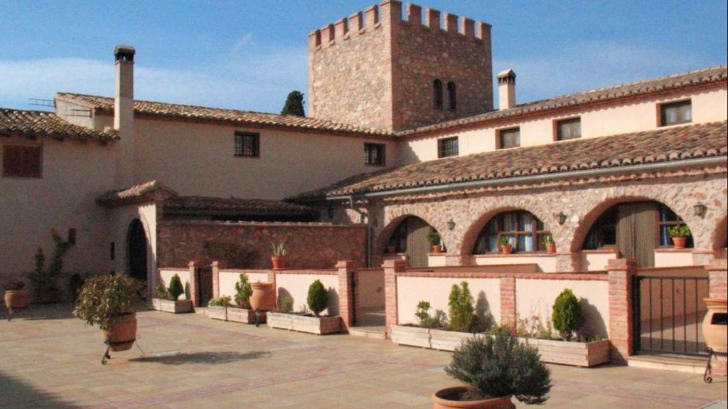 Un 'minicastillo' y casas históricas donde puedes alojarte en España por un módico precio