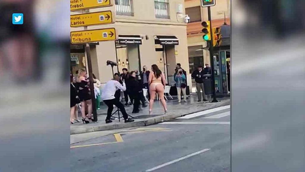 Una sesión de fotos en lencería revoluciona el centro de Málaga: “Les decían que se quitaran la ropa y una se quitó hasta el sujetador”
