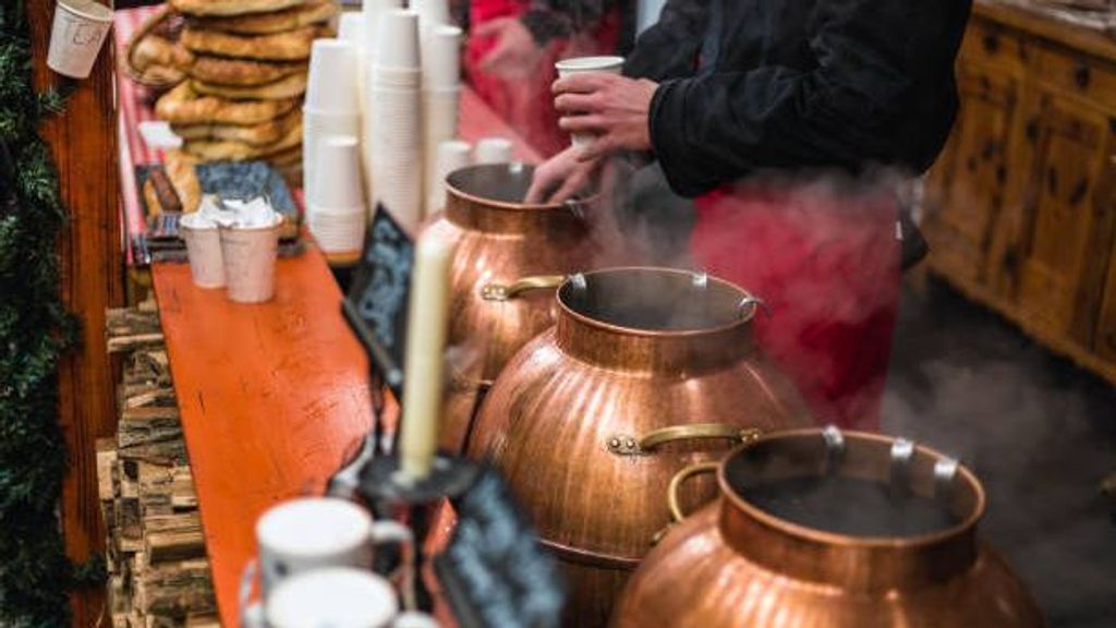 Uno de los reclamos de los mercados de Navidad son los puestos de comida tradicional