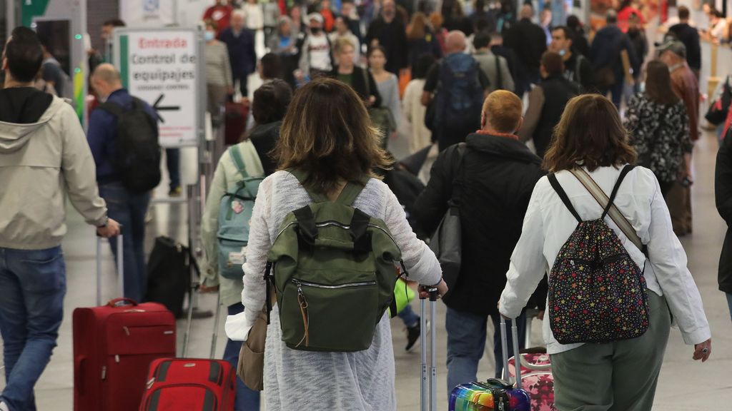 Varios pasajeros con maletas en la estación de Puerta de Atocha, a 28 de octubre de 2022, en Madrid