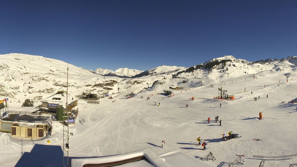 Baqueira recibe los primeros esquiadores tras inaugurar la temporada el pasado fin de semana