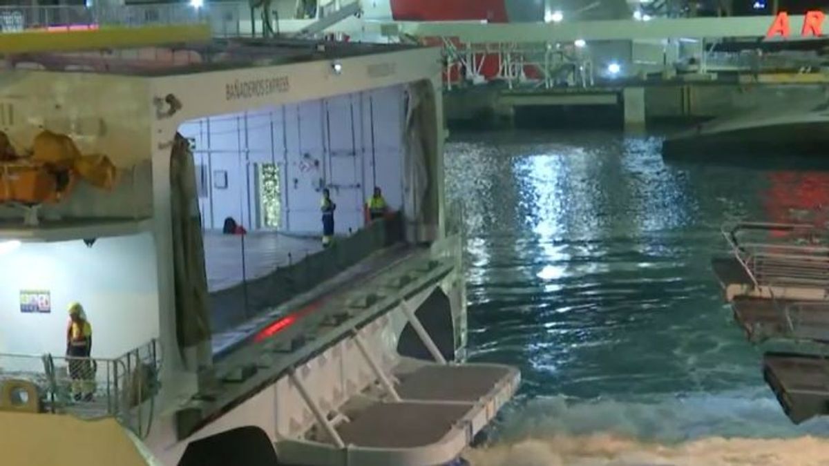 Cae al mar tras lanzarse desde una rampa para coger un ferry en Tenerife