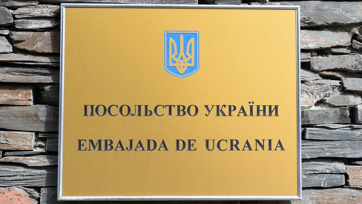 Cartel de la embajada de Ucrania en Madrid