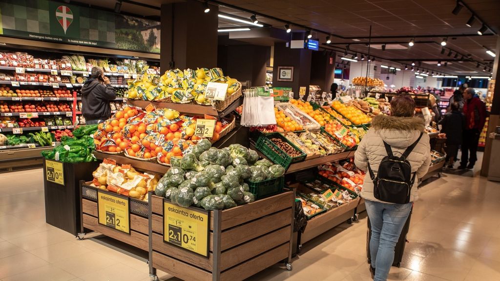 Compradores en un supermercado de Eroski