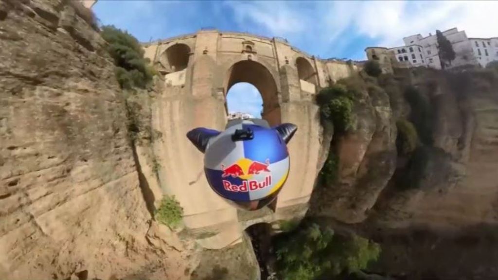 El 'hombre pájaro supera un sorprendente reto: cruza el Puente Nuevo de Ronda a 300 km/h