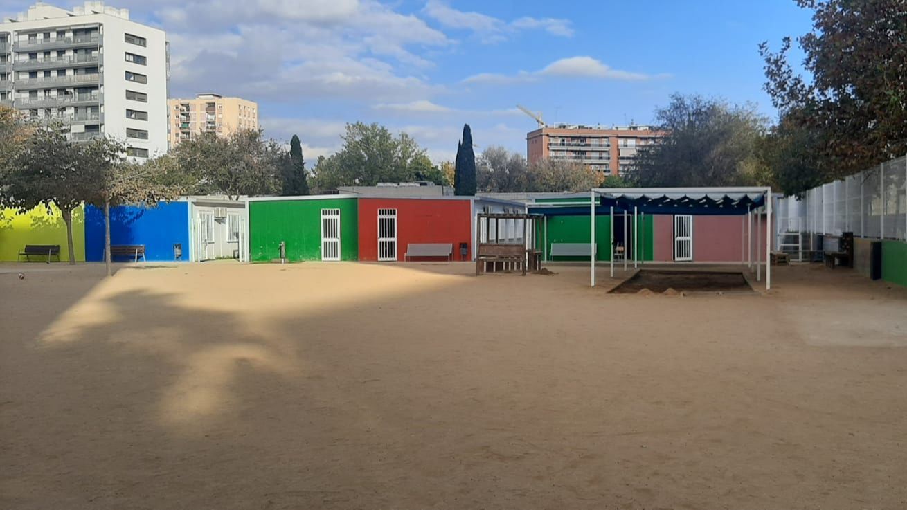 Exterior del colegio ubicado en L'Hospitalet