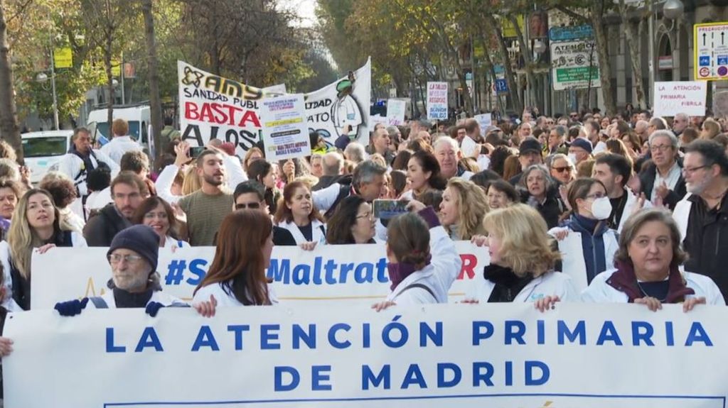 Fuga de médicos españoles a otros países, donde no están infravalorados ni tienen precariedad laboral