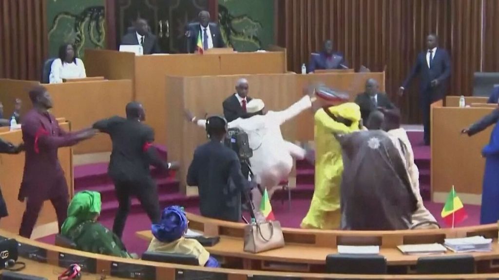 Hombres y mujeres a golpes en el Parlamento de Senegal: volaron hasta las sillas