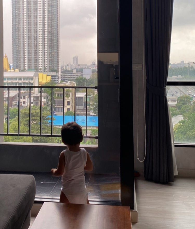 Javi Tudela Jr., frente a la terraza de la nueva casa de la familia en Bangkok