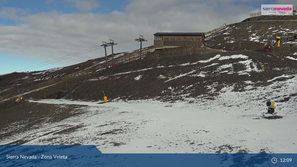 Los cañones de nieve trabajan para abrir Sierra Nevada