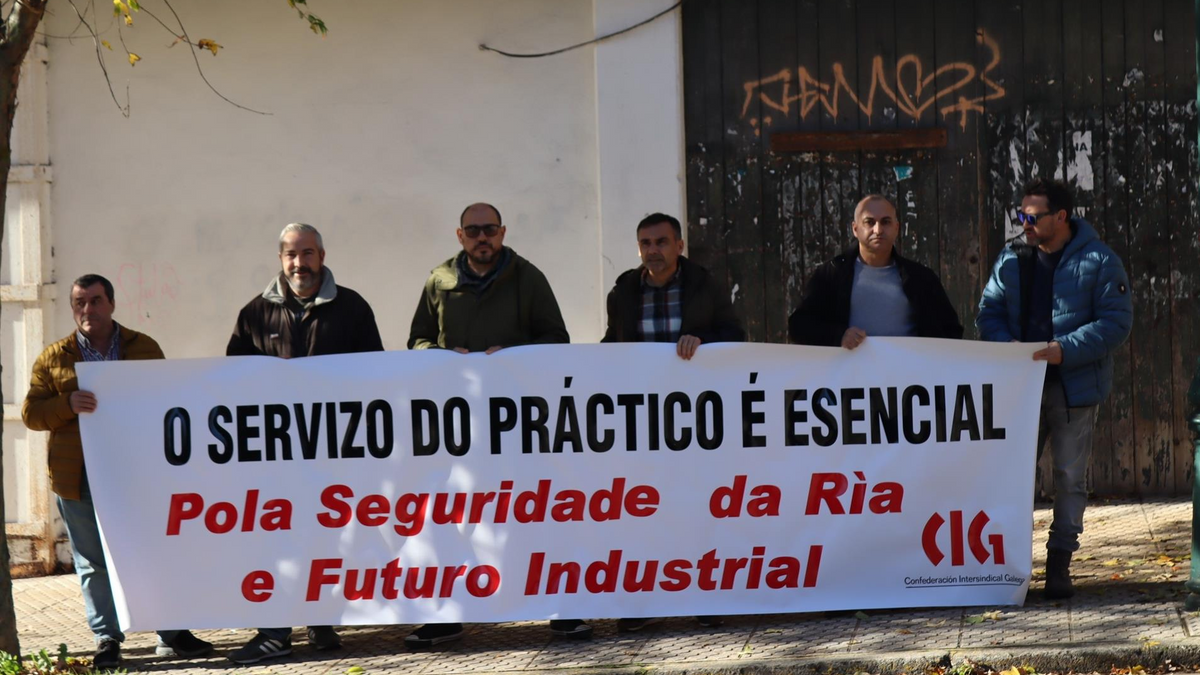 Representantes de XEAL y de la Unión Local de la CIG de Cee en las puertas del Parlamento de Galicia Representantes de XEAL y de la Unión Local de la CIG de Cee en las puertas del Parlamento de Galicia