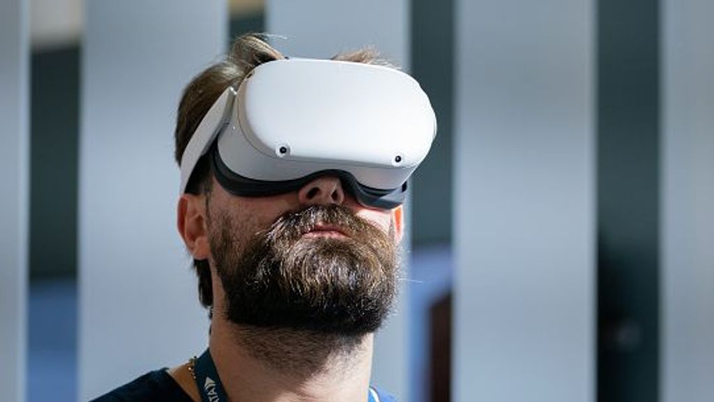 Un hombre usa una realidad virtual Oculus VR