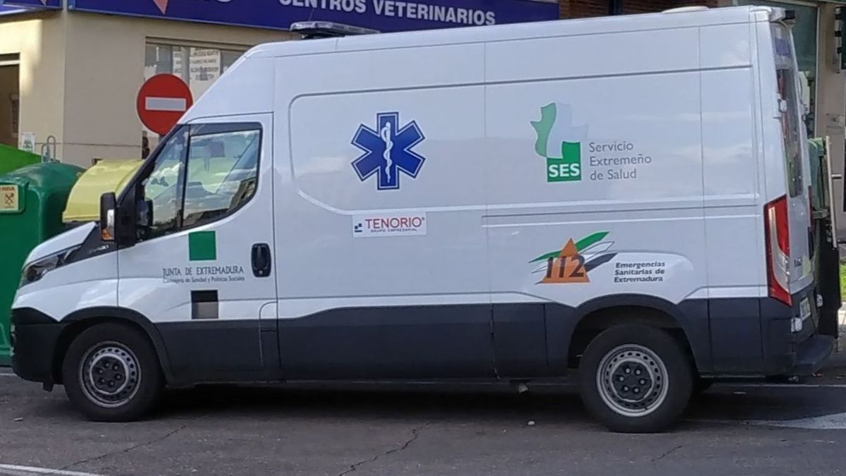 Ambulancia del SES, que trasladó al niño al Hospital de Llerena tras ser atropellado