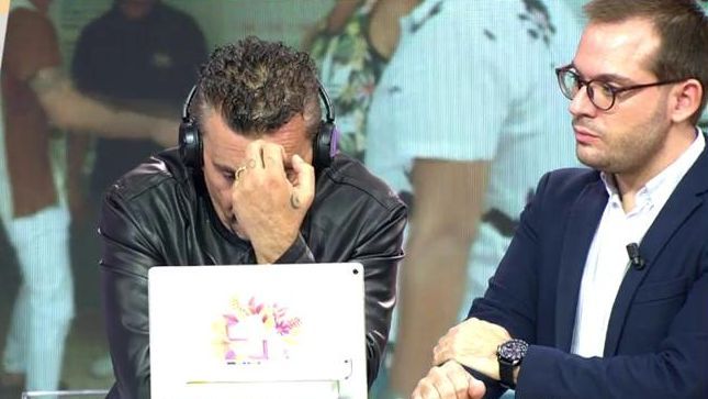 Joaquín escucha los audios de sus hijos