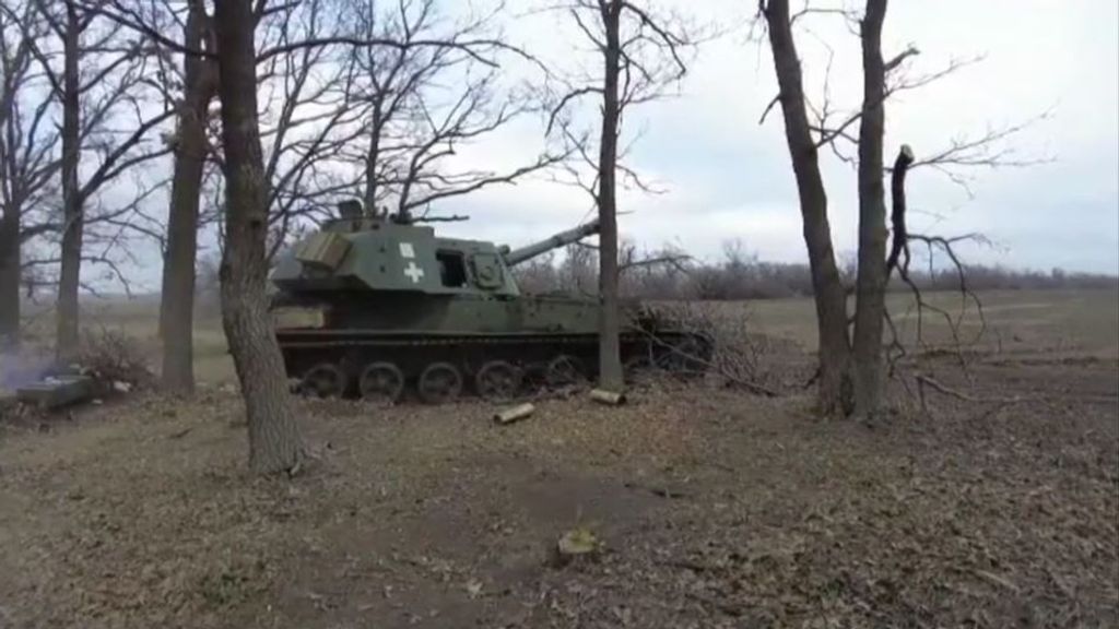 Soldados ucranianos disparan un obús autopropulsado a las tropas rusas en Donetsk