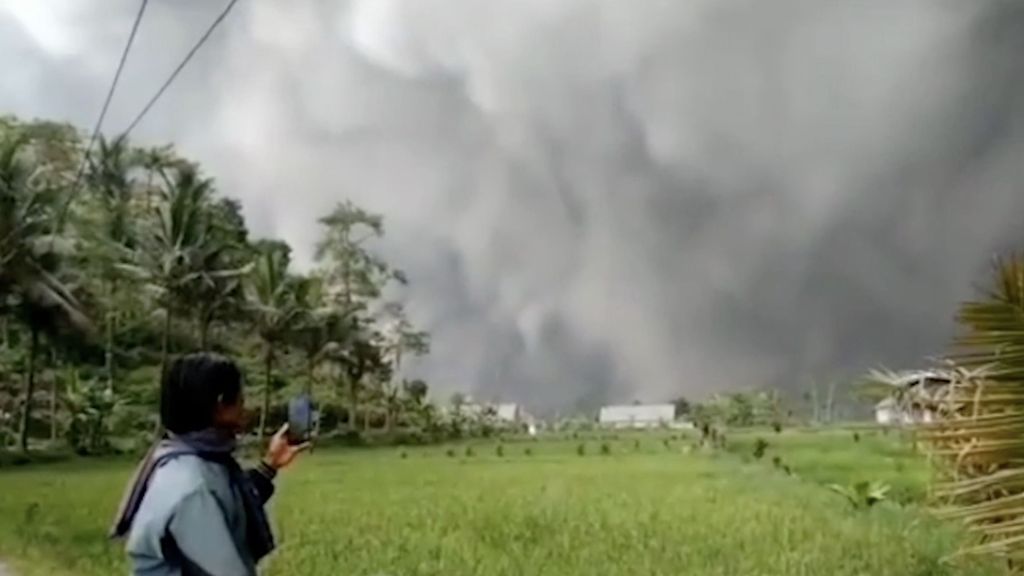 Alerta en Indonesia por la erupción del volcán Monte Semeru: