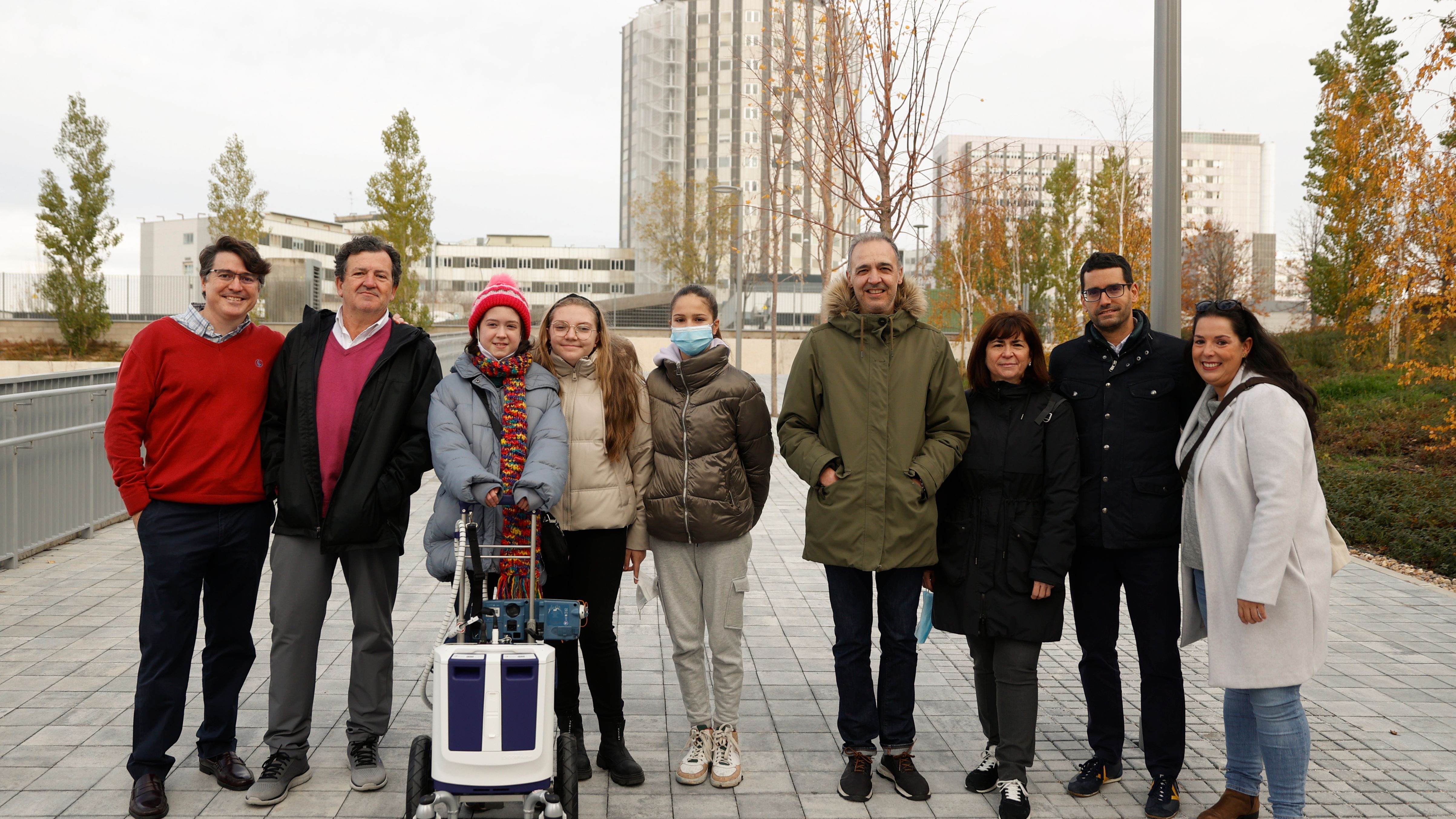 Arena posa acompañada de amigas, sus padres y personal médico en el Hospital La Paz