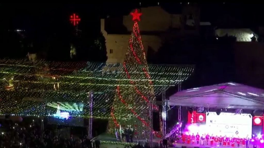 La localidad de Belén ilumina su gigantesco árbol de Navidad
