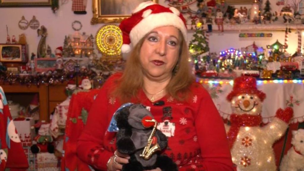 La 'mamá Noel española' decora su casa de Granada con más de 6.000 piezas navideñas