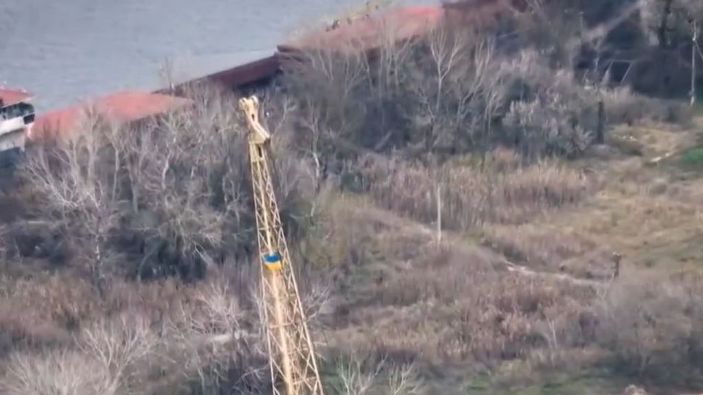 Las tropas ucranianas cruzan el río Dniéper, cerca de Jersón, e izan su bandera