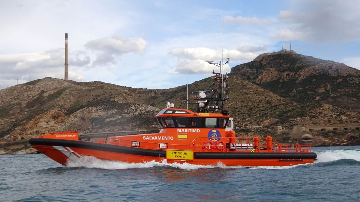 Rescatan a 45 migrantes magrebíes a bordo de una patera en la costa de Motril, Granada
