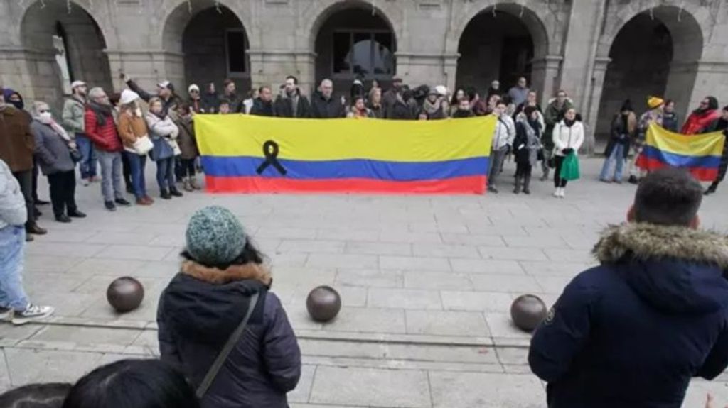 Un centenar de personas arropa a la comunidad colombiana en Lugo en un acto de condena por el crimen de Cristina Cabo