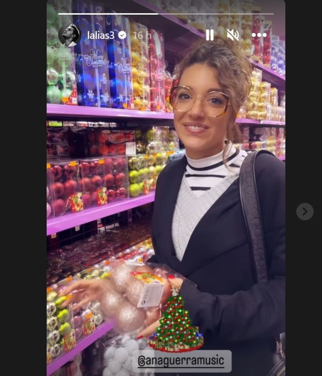 Ana Guerra comprando bolas de Navidad