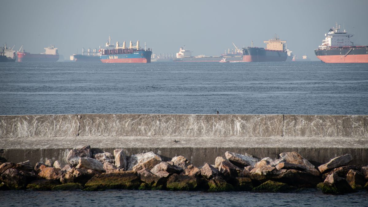 Atasco de petroleros en aguas turcas, tras el límite de precios impuesto al crudo ruso