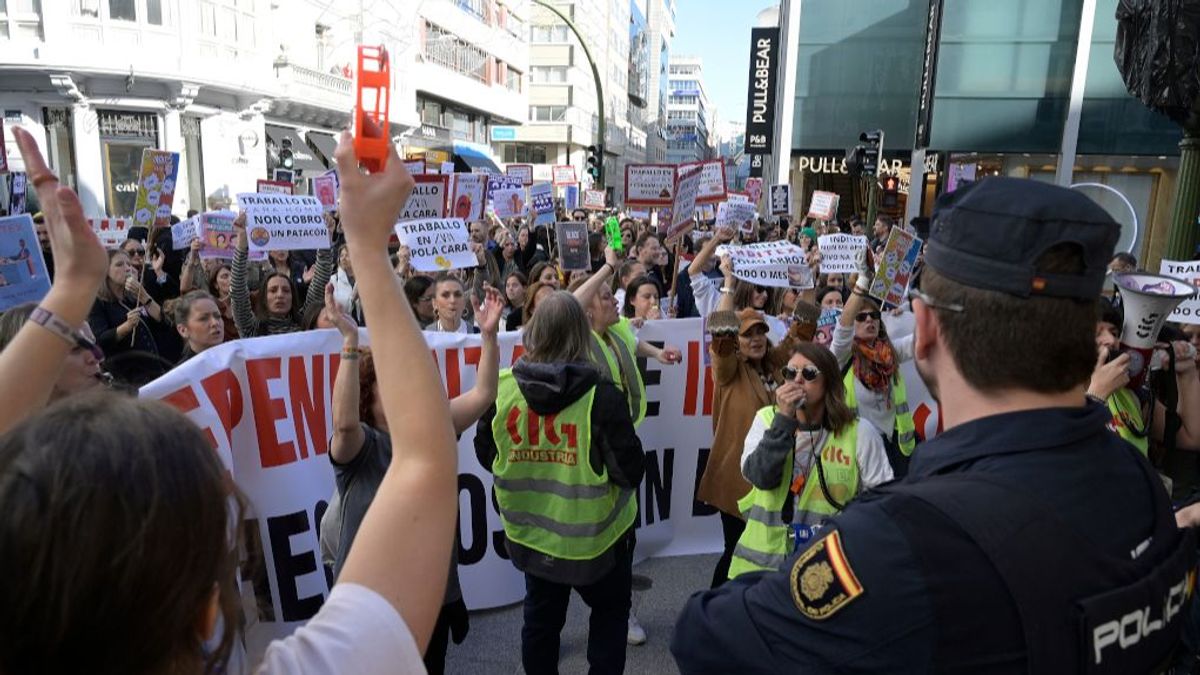Dependientas de Inditex protestando por las calles de A Coruña.