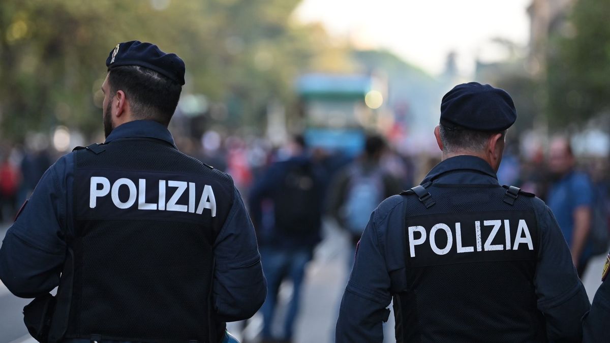 Dos policías italianos patrullan el centro de Roma.