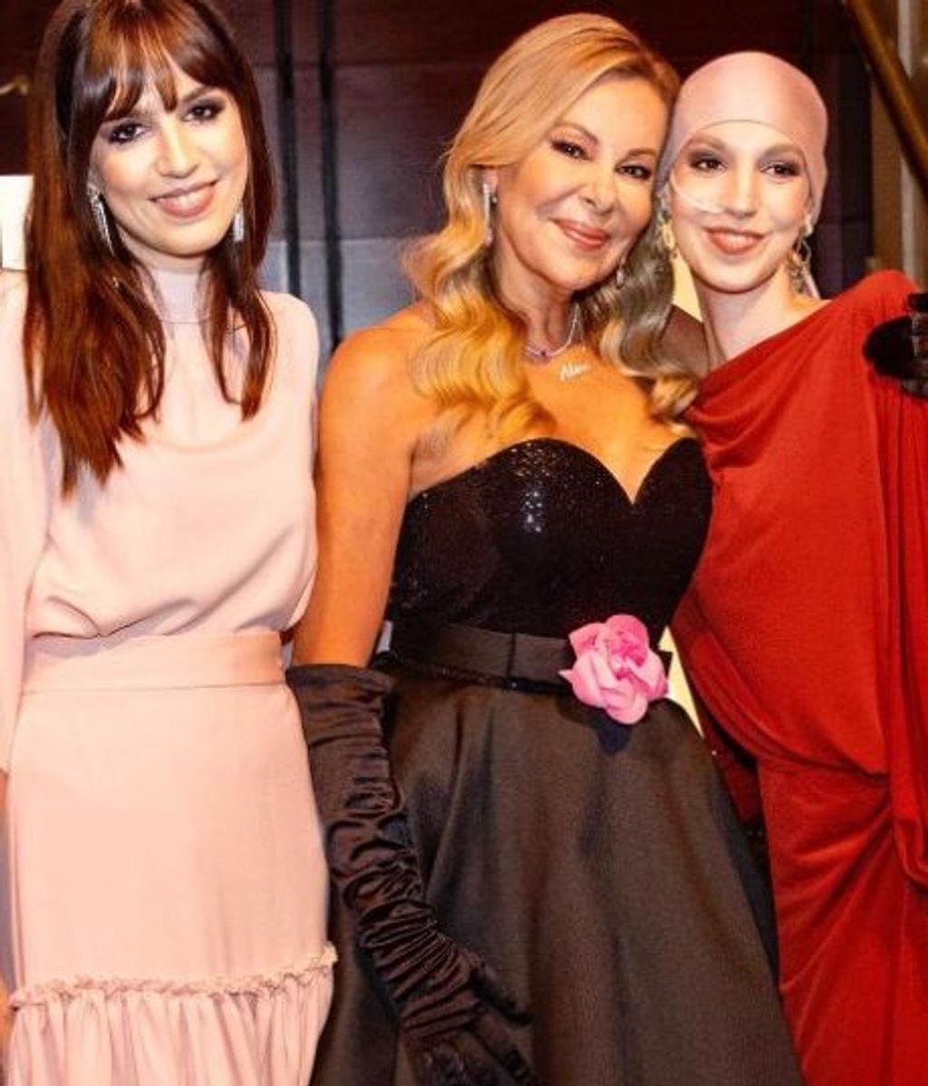 Elena Huelva con la actriz Ana Obregón y con su hermana Emi