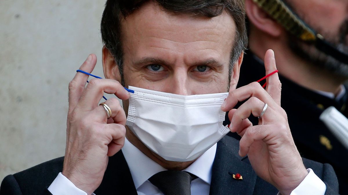 Emmanuel Macron se pone una mascarilla en febrero de 2022