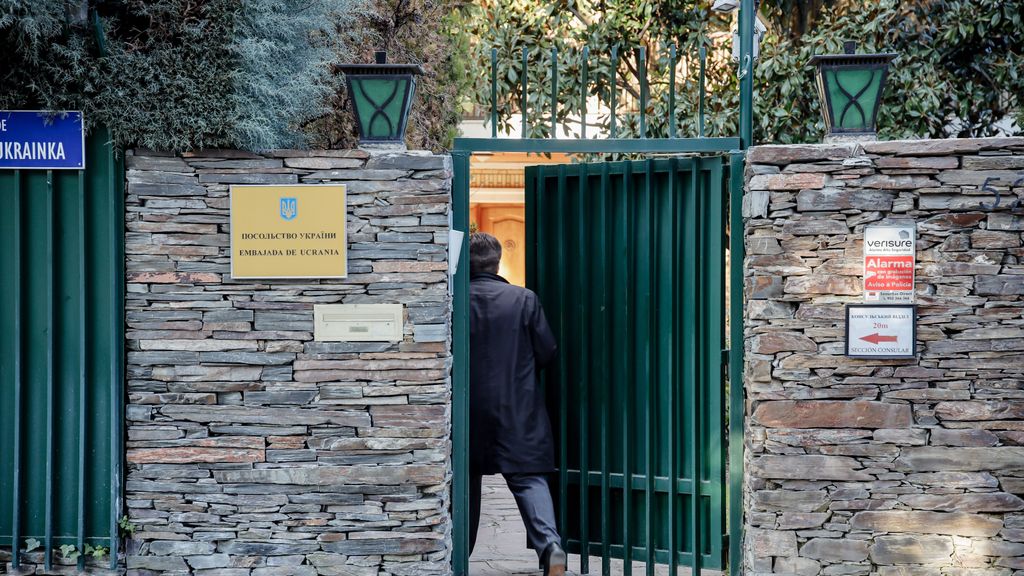 EuropaPress 4850481 hombre puerta embajada ucrania ser acordonada diciembre 2022 madrid espana