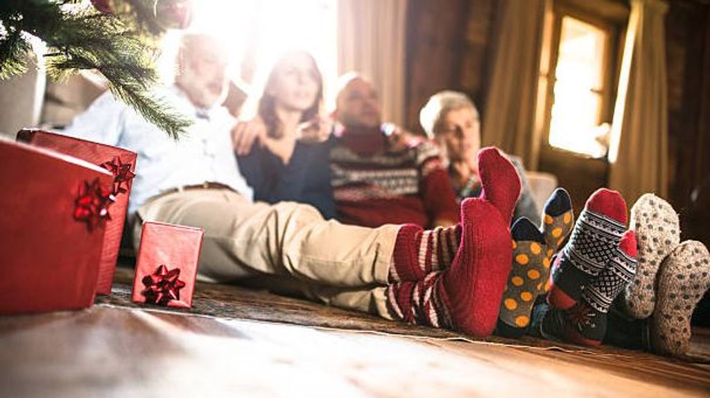 Invierno calcetines en la sala de estar para Navidad.
