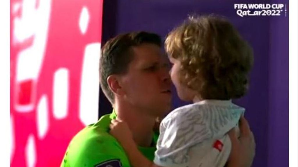 La foto de Szczesny el portero de Polonia consolando a su hijo Liam, de cuatro años que lloraba tras ser derrotados por Francia