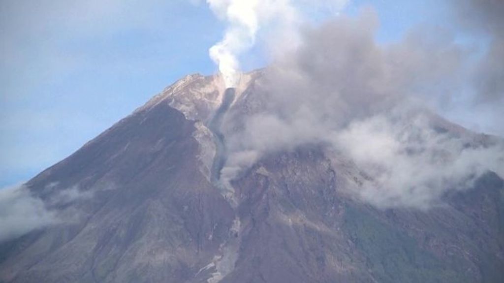 La lava del volcán del monte Semeru está afectando especialmente a su vertiente sureste