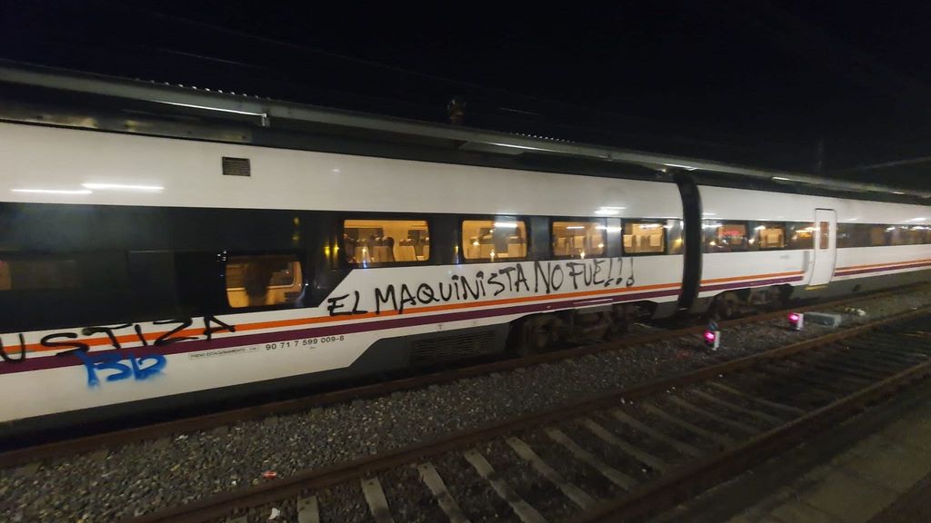 Sabotean y vandalizan un tren en Catoira con pintadas sobre el accidente del Alvia: “El maquinista no fue”