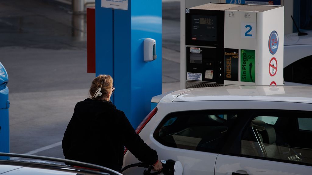 Una mujer reposta combustible en una gasolinera, a 2 de diciembre de 2022, en Madrid (España).