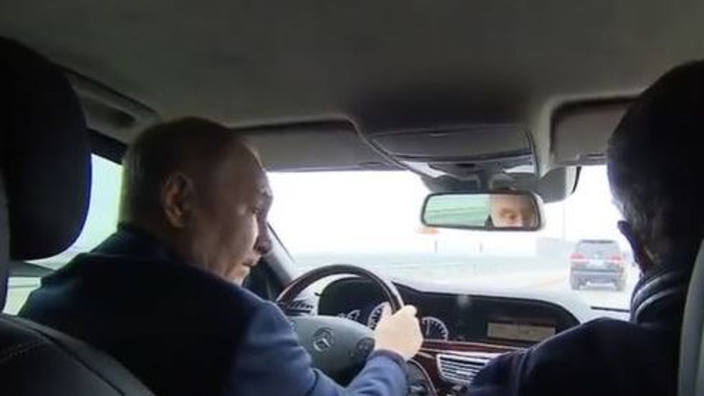 Vladímir Putin conduce por el puente de Crimea meses después del ataque ucraniano que lo destruyó