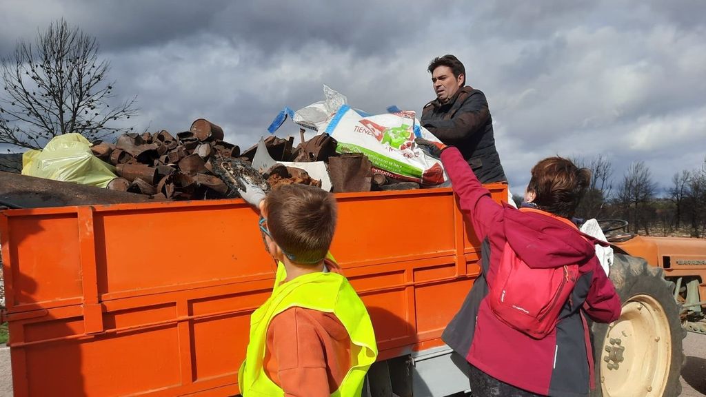 Voluntarios recogiendo basura en Torás (Castellón)