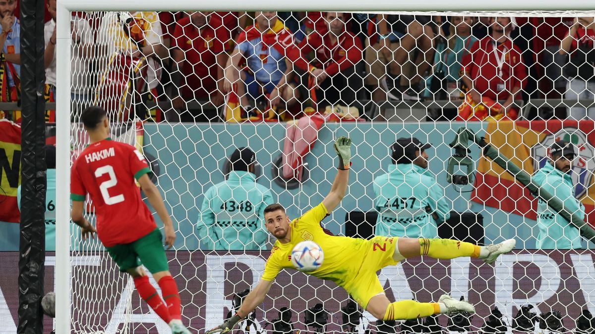 Achraf Hakimi de Marruecos anota el cuarto penalti ganador del equipo y supera a Unai Simon de España en el penalti